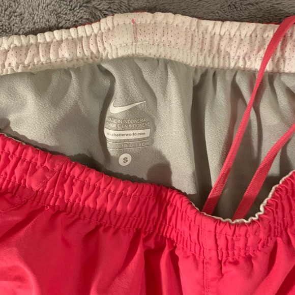 NIKE WOMENS RUNNING SHORTS - Picture 3 of 3